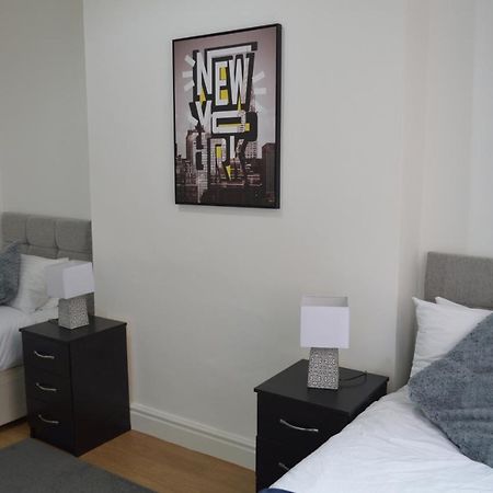 Beautiful Two-Bed Apartment With Driveway Parking Nottingham Exteriör bild
