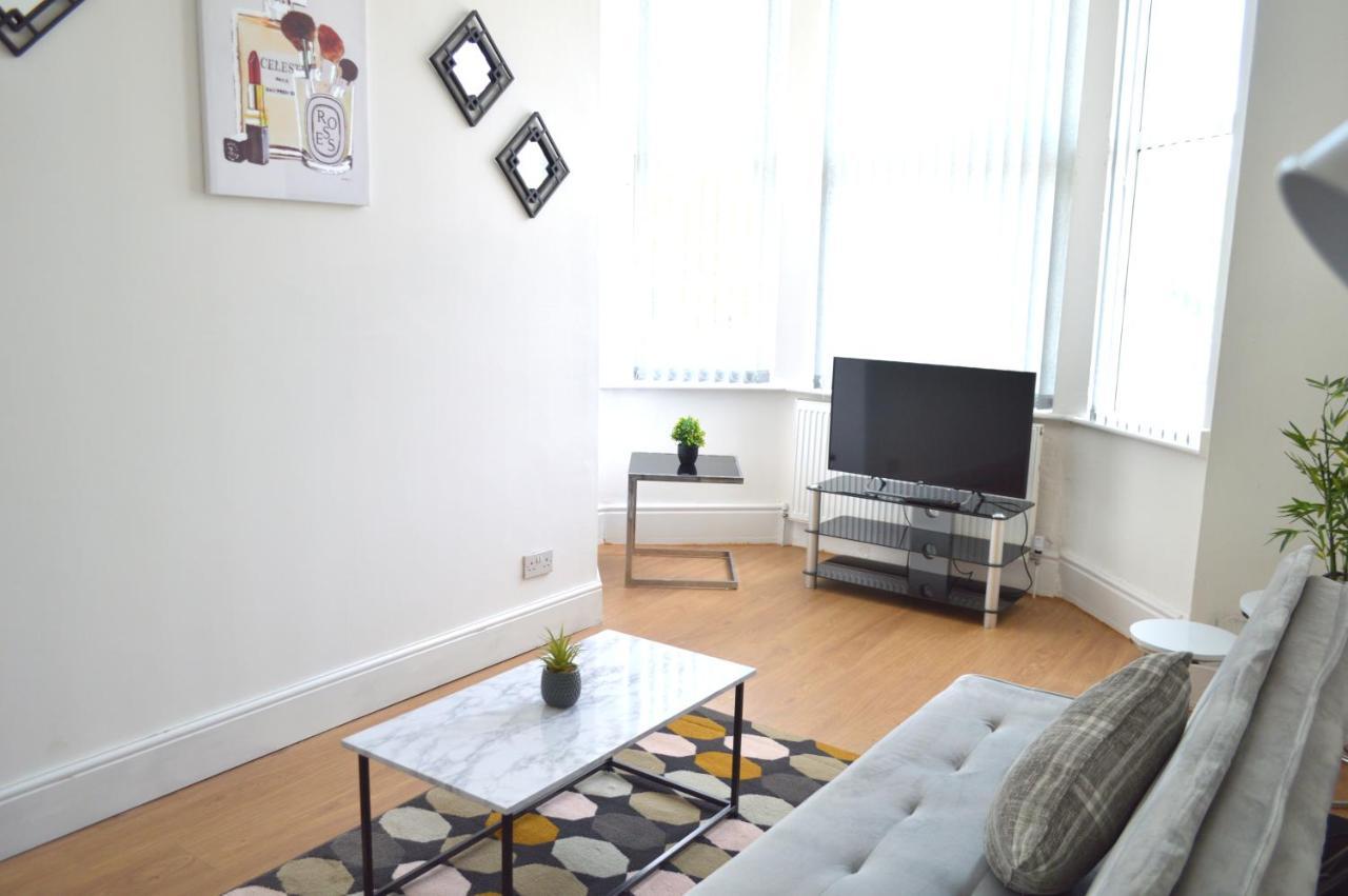 Beautiful Two-Bed Apartment With Driveway Parking Nottingham Exteriör bild