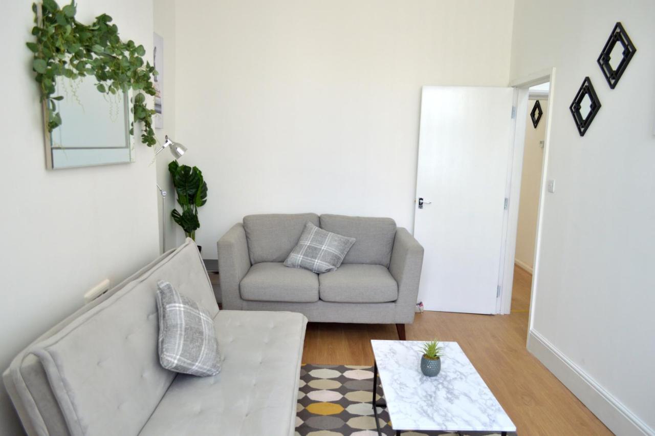 Beautiful Two-Bed Apartment With Driveway Parking Nottingham Exteriör bild