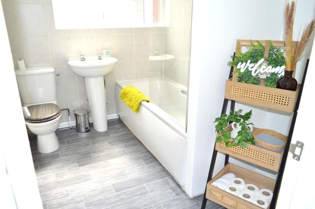 Beautiful Two-Bed Apartment With Driveway Parking Nottingham Exteriör bild