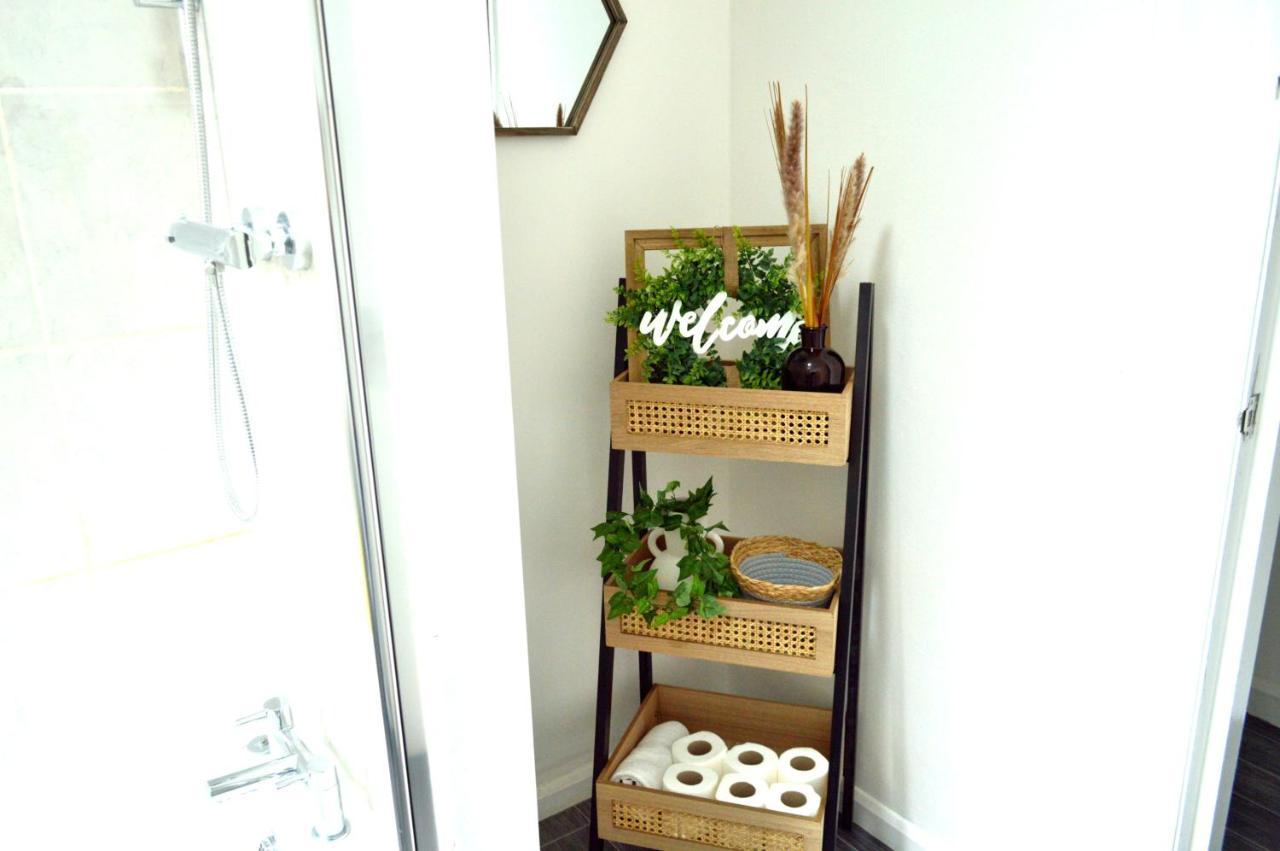 Beautiful Two-Bed Apartment With Driveway Parking Nottingham Exteriör bild