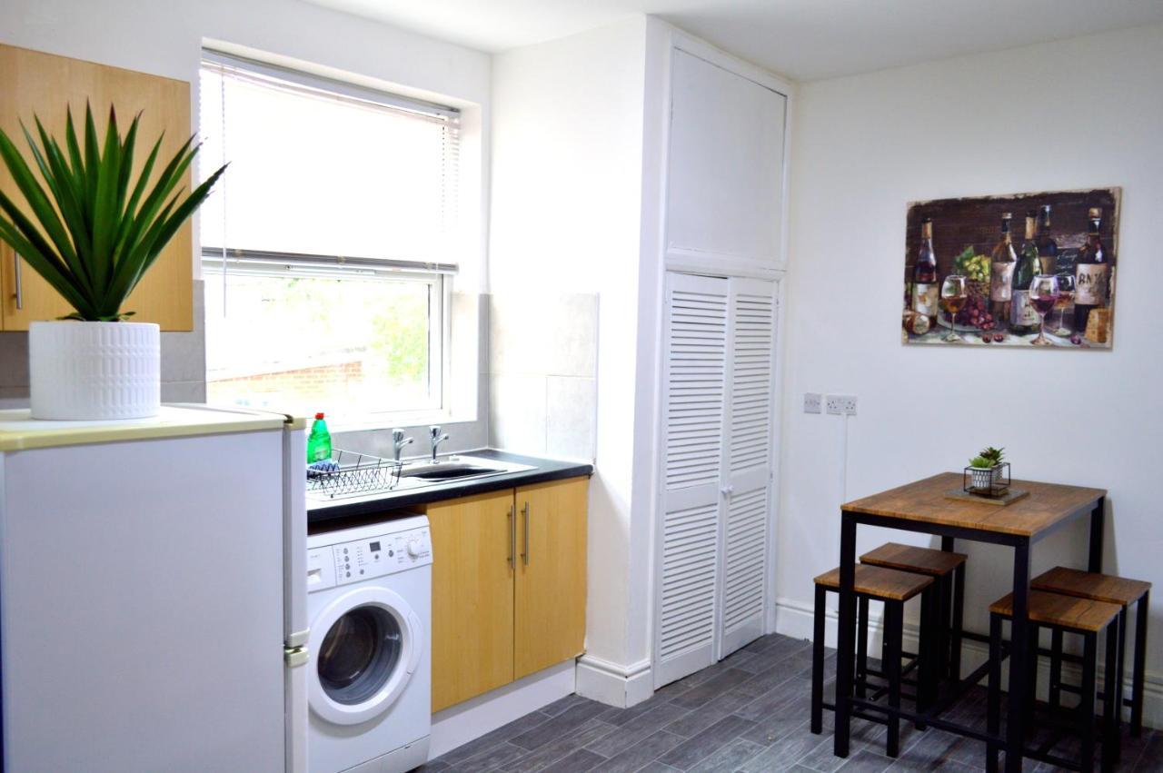 Beautiful Two-Bed Apartment With Driveway Parking Nottingham Exteriör bild