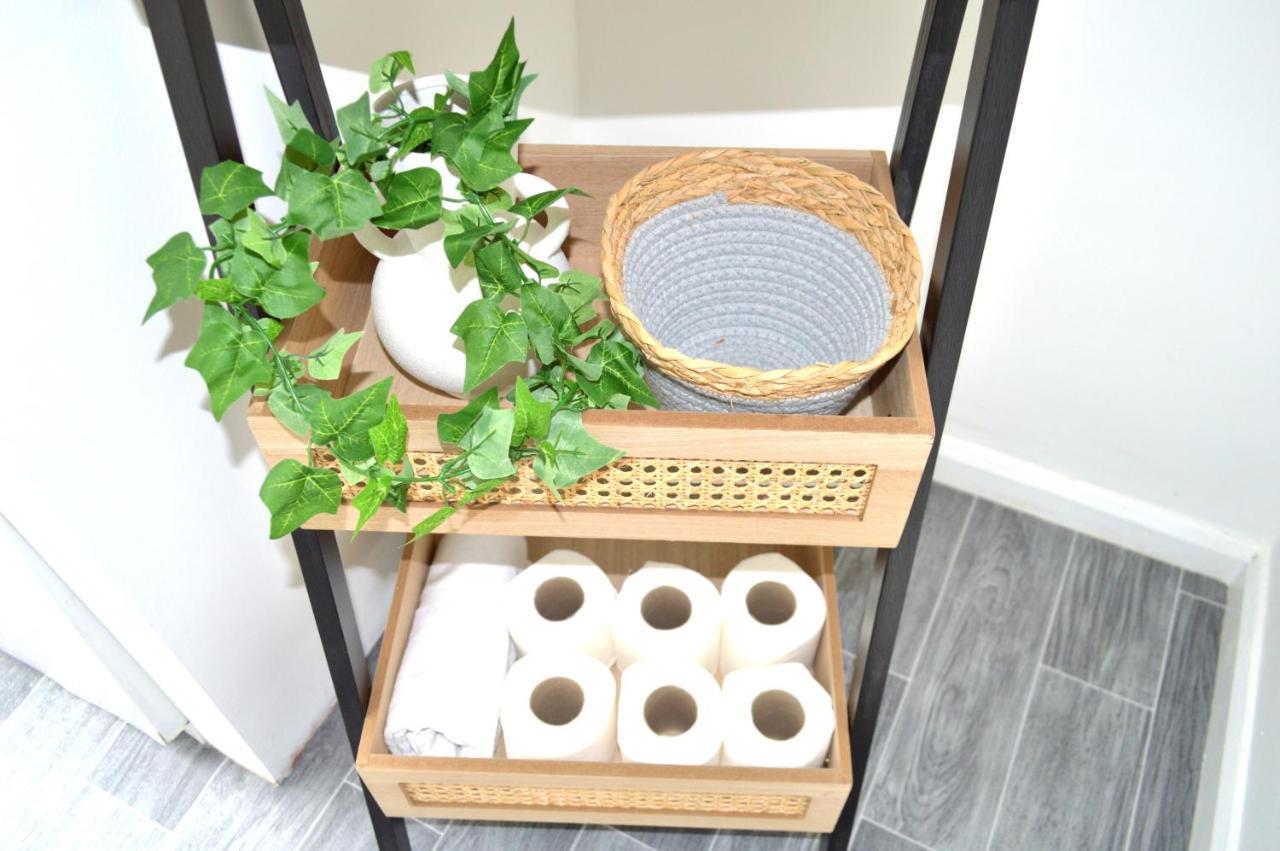Beautiful Two-Bed Apartment With Driveway Parking Nottingham Exteriör bild